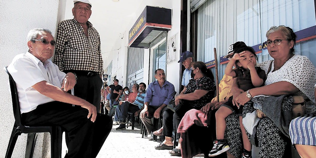 Los jubilados cobran su renta. | Foto: Archivo