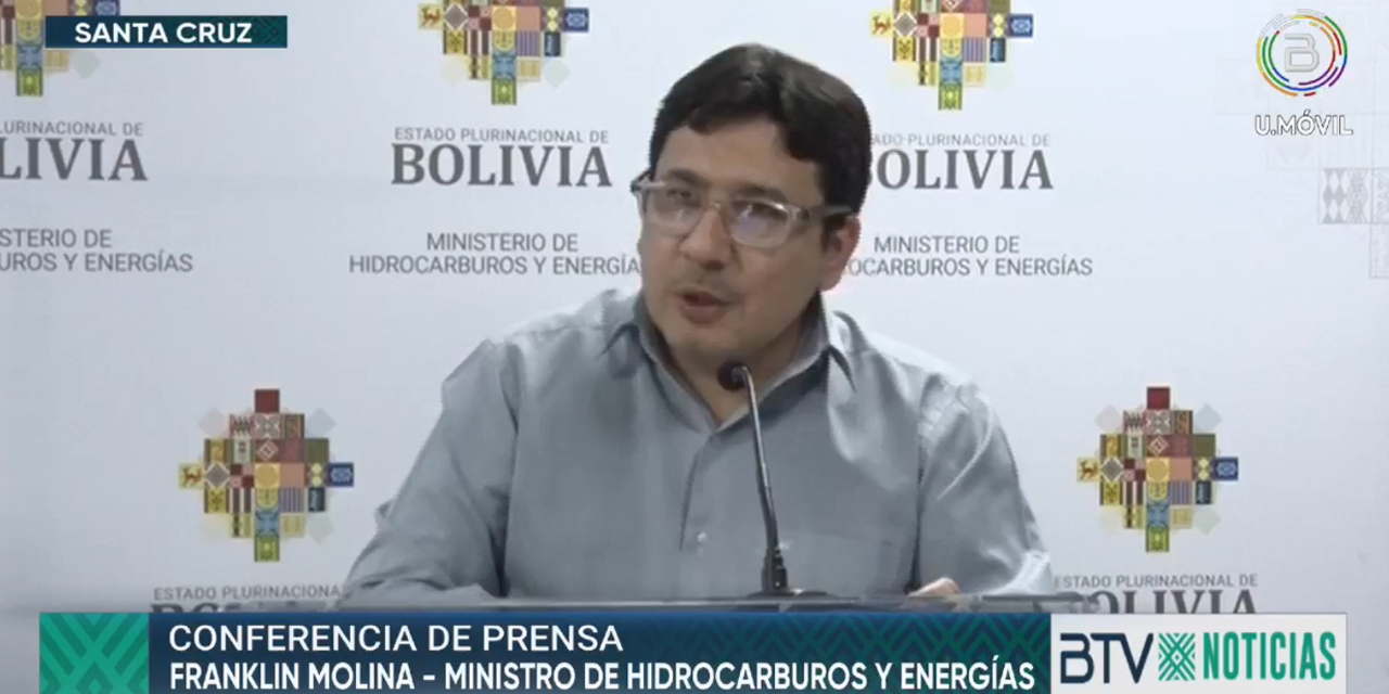 El ministro de Hidrocarburos y Energías, Franklin Molina, en conferencia de prensa. Imagen: Captura Bolivia Tv.