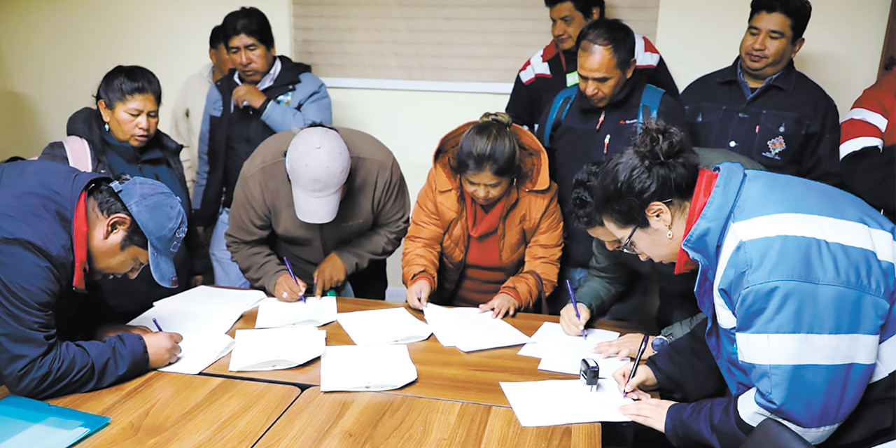 La firma del acuerdo entre dirigentes de Río Grande y la presidenta de YLB, Karla Calderón.  Foto: YLB