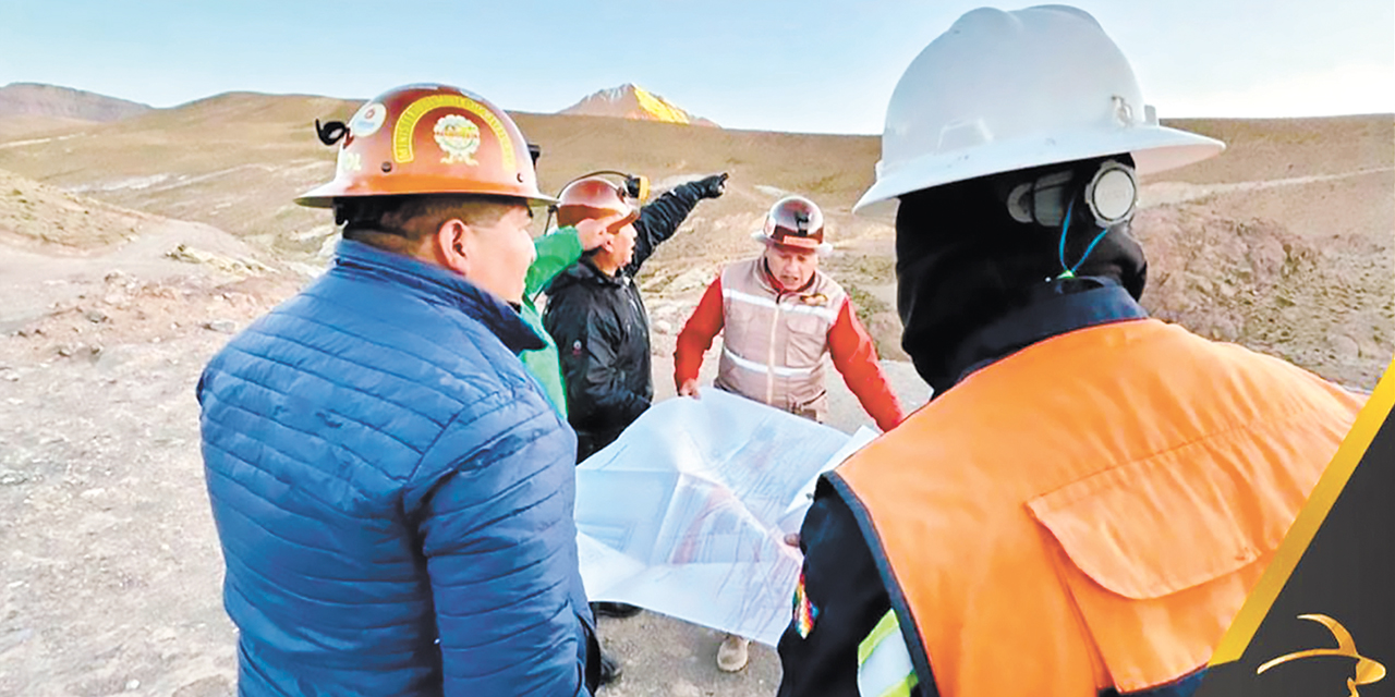 El ministro de Minería, Alejandro Santos (izq.), durante la inspección. Foto: MMYM