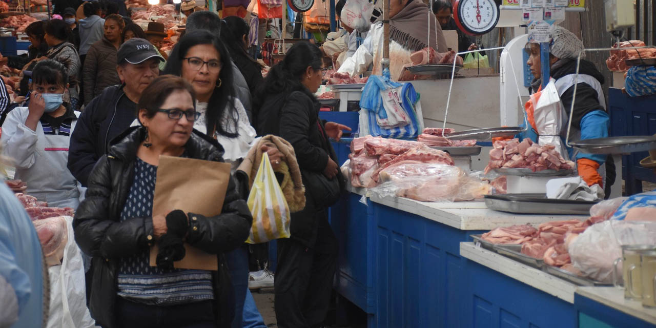 Un mercado popular con venta de productos y consumidores, en la ciudad de La Paz. | Foto: APG