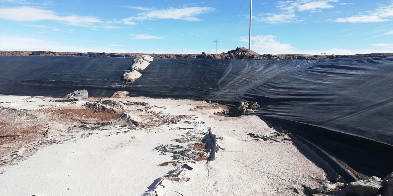 Una de las 18 piscinas inoperables. Se puede observar que no contiene agua por la falta de sistemas de bombeo. | Foto: YLB