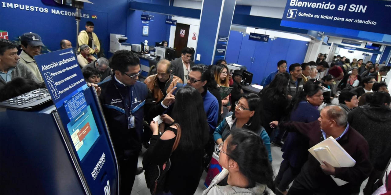 Contribuyentes acuden a oficinas de Impuestos Nacionales. | Foto: Archivo