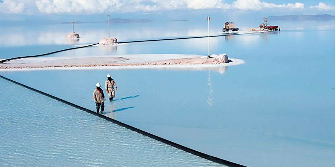 Trabajadores de la estatal YLB en el salar de Uyuni. Foto:  YLB