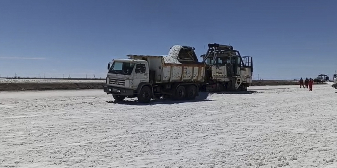 Trabajos en el salar de Uyuni, en el marco de la industrialización del litio.