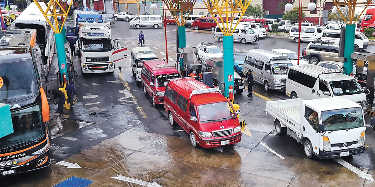 La venta de combustibles en la gasolinera Volcán, ubicada en la avenida Montes de La Paz. Foto: ANH