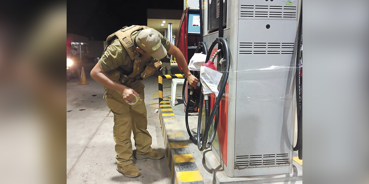 Precintado de las instalaciones de la estación de servicio en Warnes. | Foto: ANH