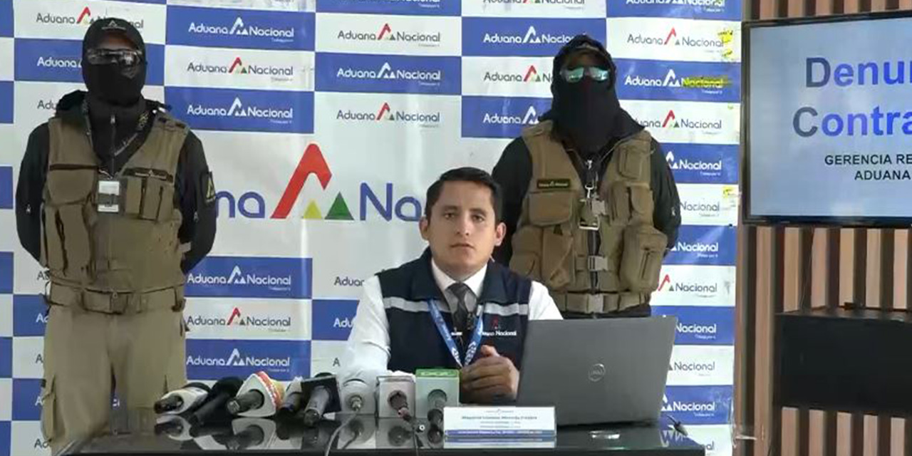  El gerente regional de Aduana La Paz, Mauricio Miranda, en conferencia de prensa. 