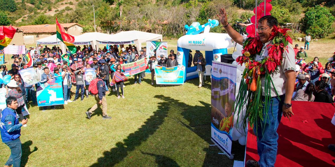 El presidente Luis Arce entrega una represa en Cañahuayco, Chuquisaca. Foto: Presidencia