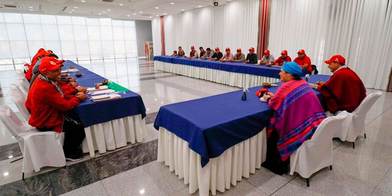 El presidente Luis Arce en reunión con dirigentes del MST-Bolivia. Foto tomada de la cuenta en X del presidente Luis Arce