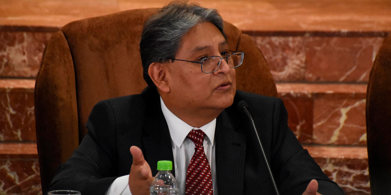 El presidente del BCB, Edwin Rojas, en conferencia de prensa. Foto: Archivo.