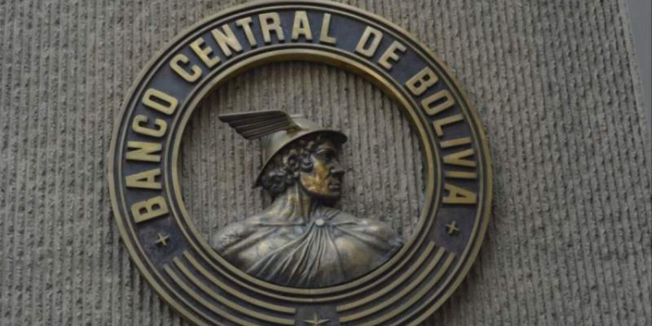 El logo principal del Banco Central de Bolivia (BCB) en su edificio central, en la calle Ayacucho de La Paz.