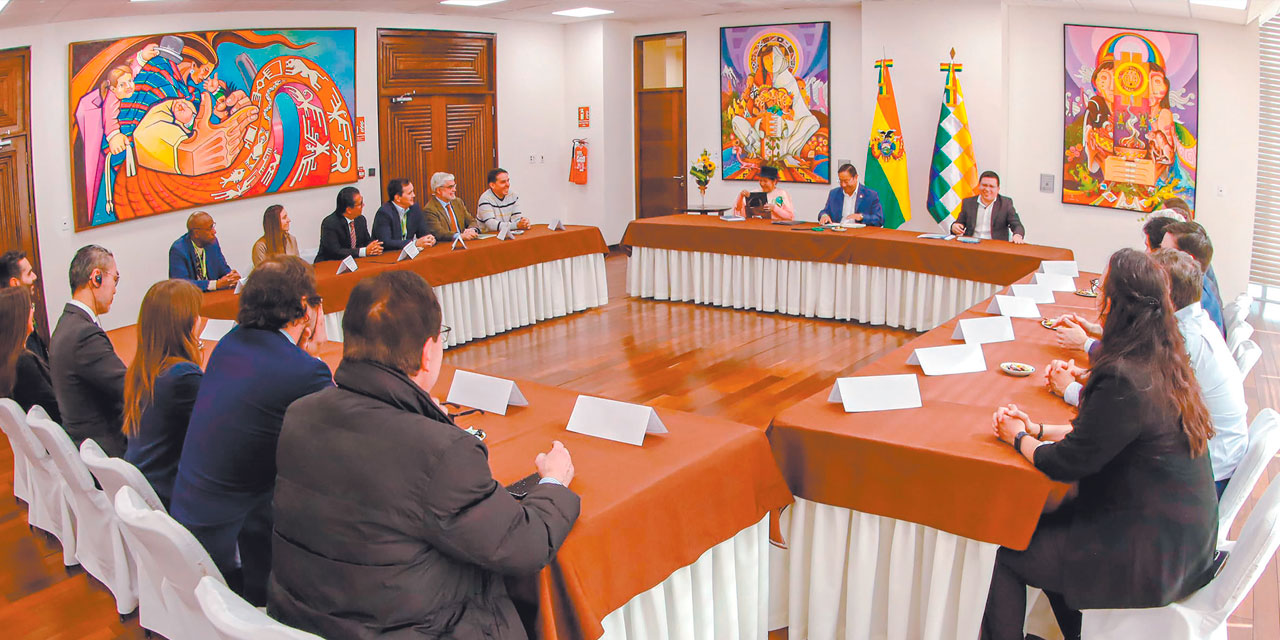 El encuentro entre el presidente Luis Arce y el Directorio del BID en la Casa Grande del Pueblo. Foto: Presidencia