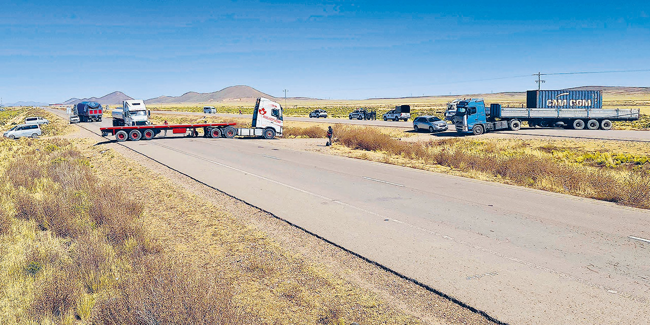 El bloqueo en la ruta La Paz-Oruro, el lunes. Foto: APG