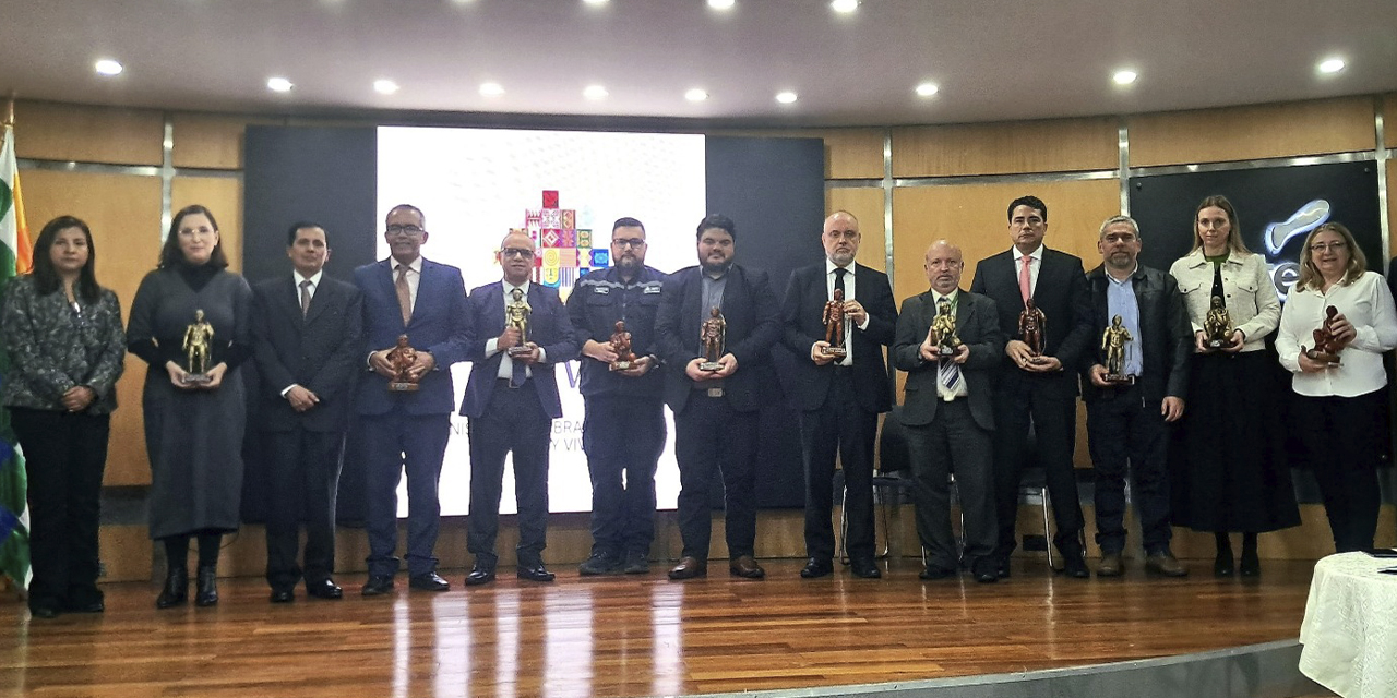 Las autoridades y representantes de los operadores de transporte terrestre de Bolivia y Brasil que participan en la reunión.