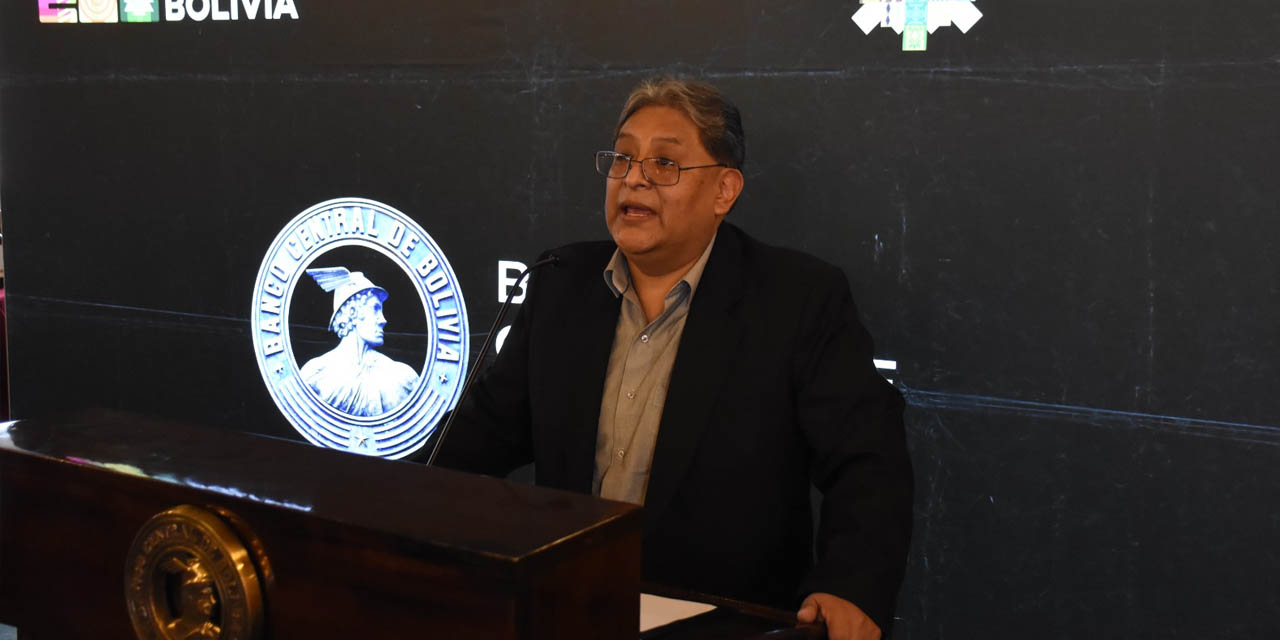 El presidente del BCB, Edwin Rojas, en conferencia de prensa.  | Foto: Archivo