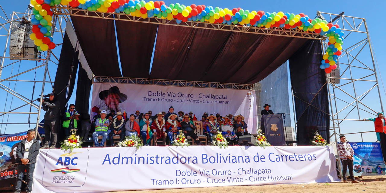 El presidente Luis Arce y otras autoridades participan en la inauguración de la construcción de la vía.  | Foto: Presidencia