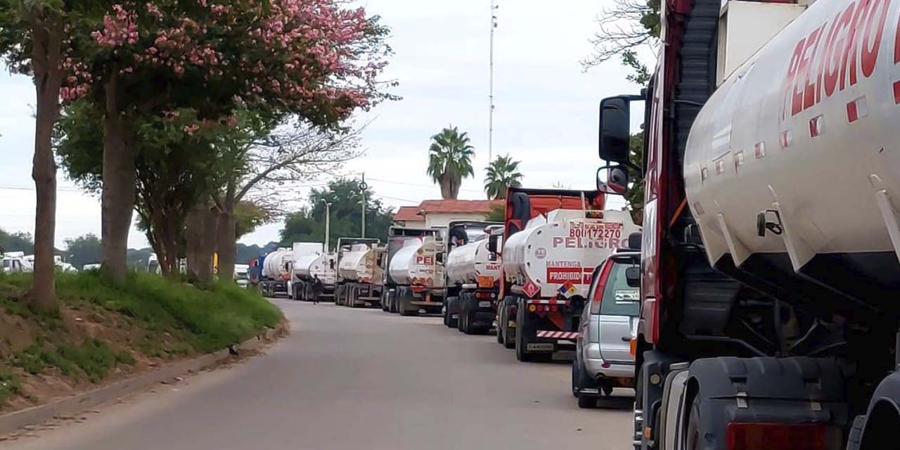 Los camiones cisternas a la espera del carguío en Paraguay.