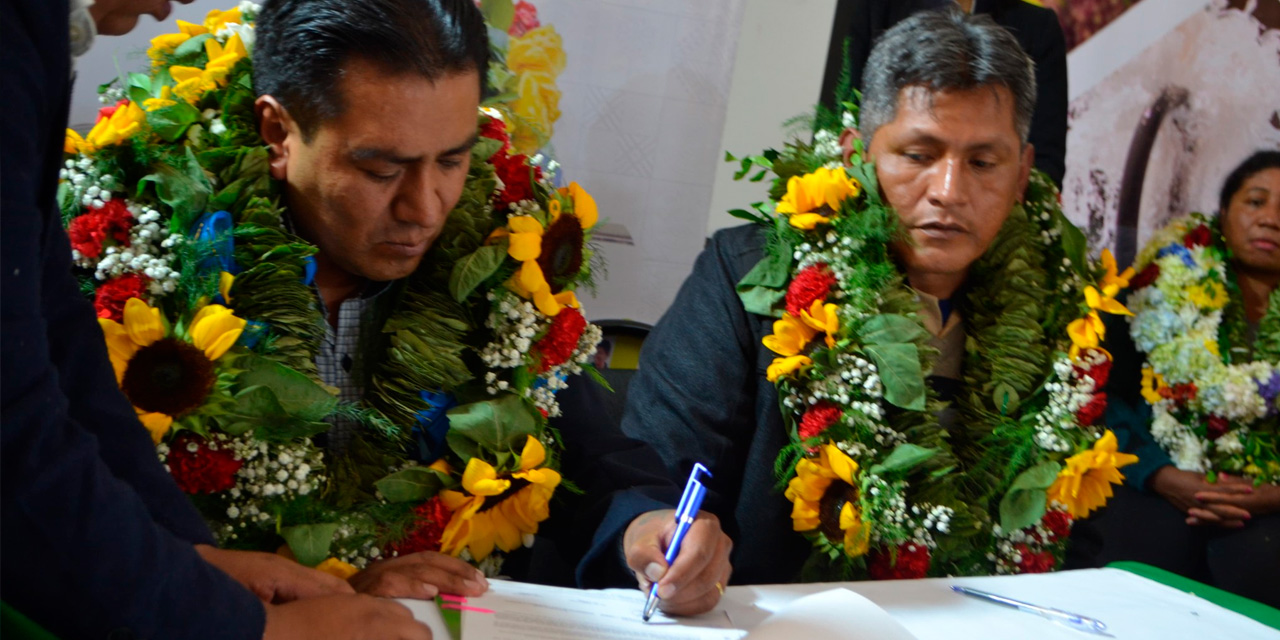 El Ministro Santos realiza la firma de convenio con productors de los Yungas. Foto: MDRyT