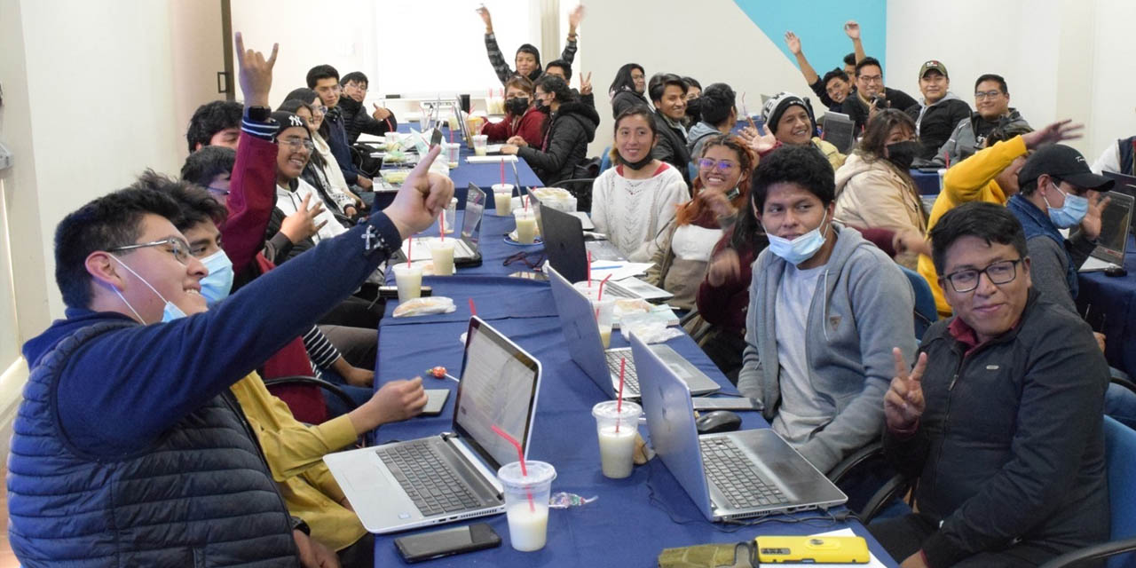 Jóvenes participantes de la primera versión del Hackathon Code.ATT. | Foto: ATT