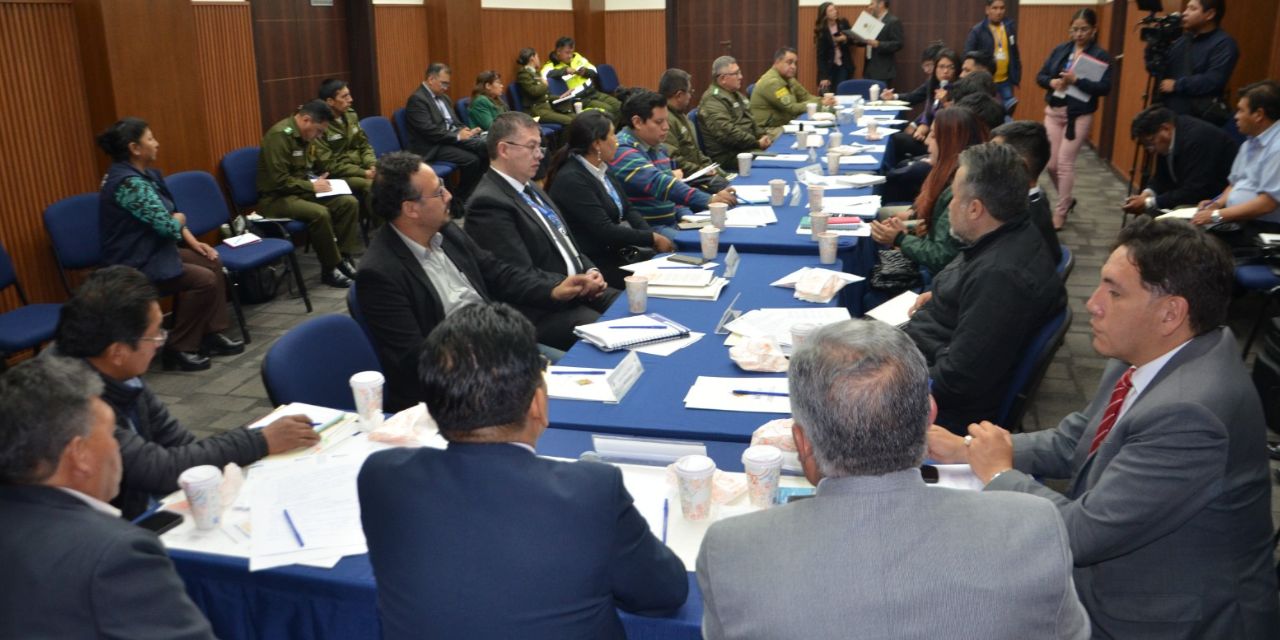 Faceta del encuentro entre las autoridades del Gobierno y representantes de la Confederación Sindical de Choferes de Bolivia. Foto: Ministerio de Justicia