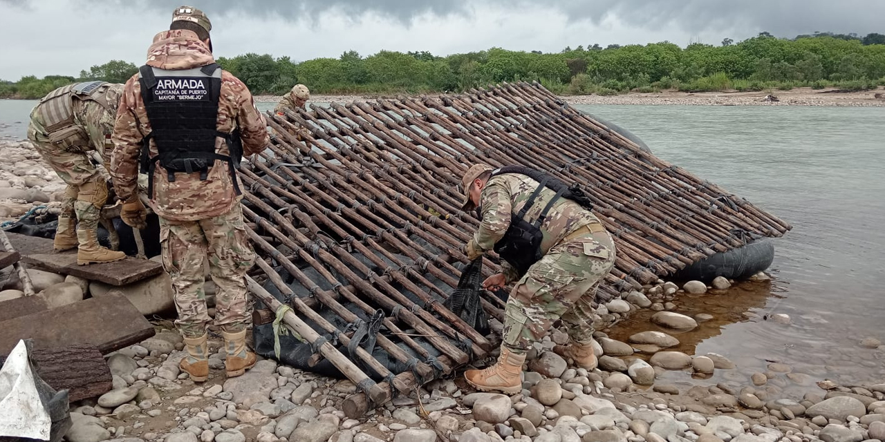 Los militares destruyeron cinco gomones en Bermejo. Foto: Ministerio de Defensa