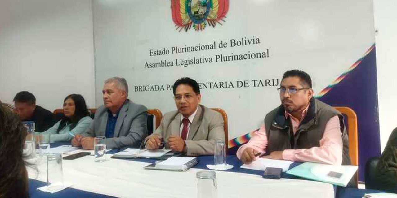 Autoridades reunidos con panificadores en Tarija