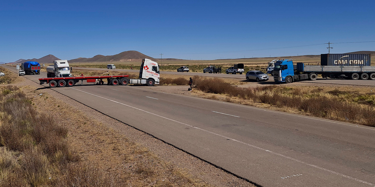 Motorizados del transporte pesado en un anterior bloqueo de carreteras. Foto: APG