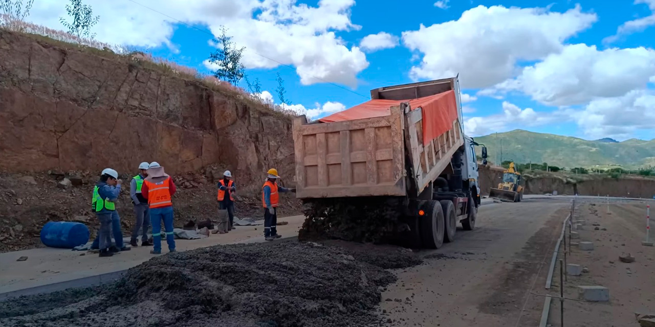 La doble Vía Sucre – Yamparáez en pleno trabajo de construcción. Imagen: Captura RRSS ABC.