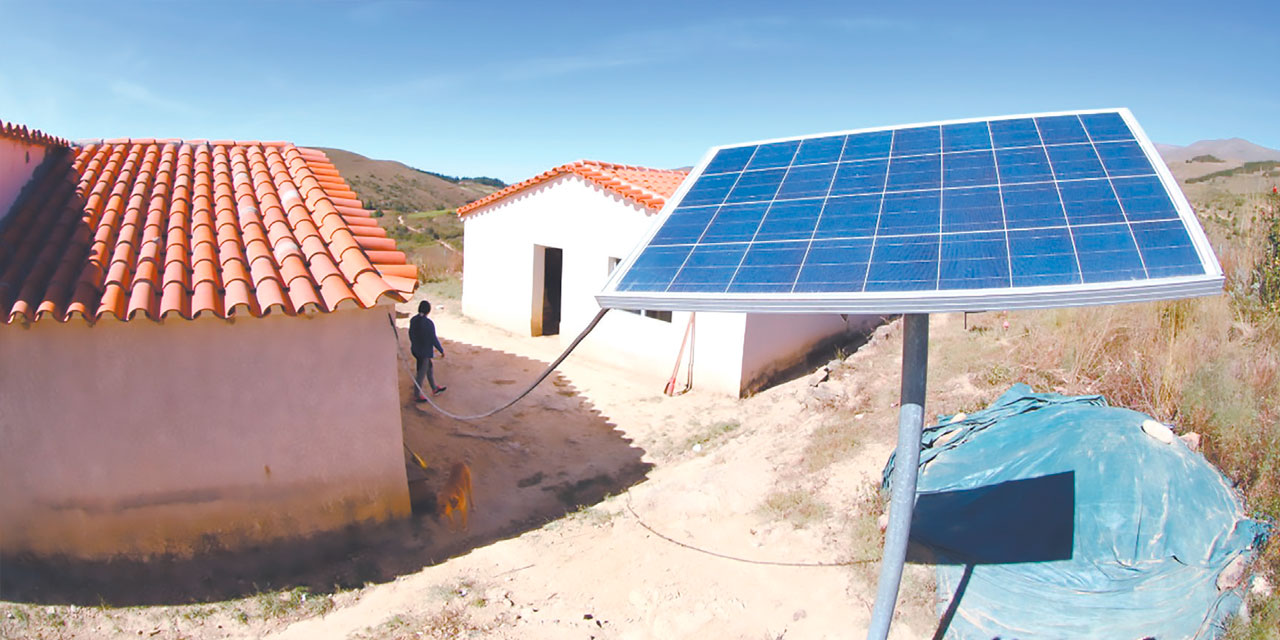 Un panel solar o módulo fotovoltaico instalado en una comunidad del área rural. Foto: ENDE