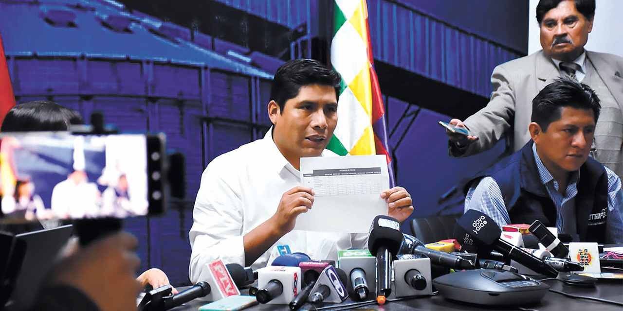 El gerente de Emapa, Franklin Flores, en conferencia de prensa. Foto: Jorge Mamani