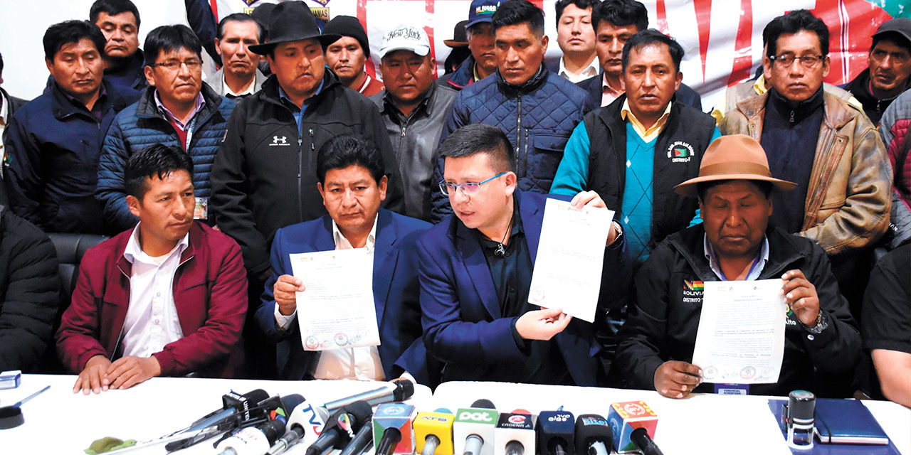 Representantes del Gobierno y de la Fejuve de El Alto durante la firma del acuerdo. Foto: Jorge Mamani