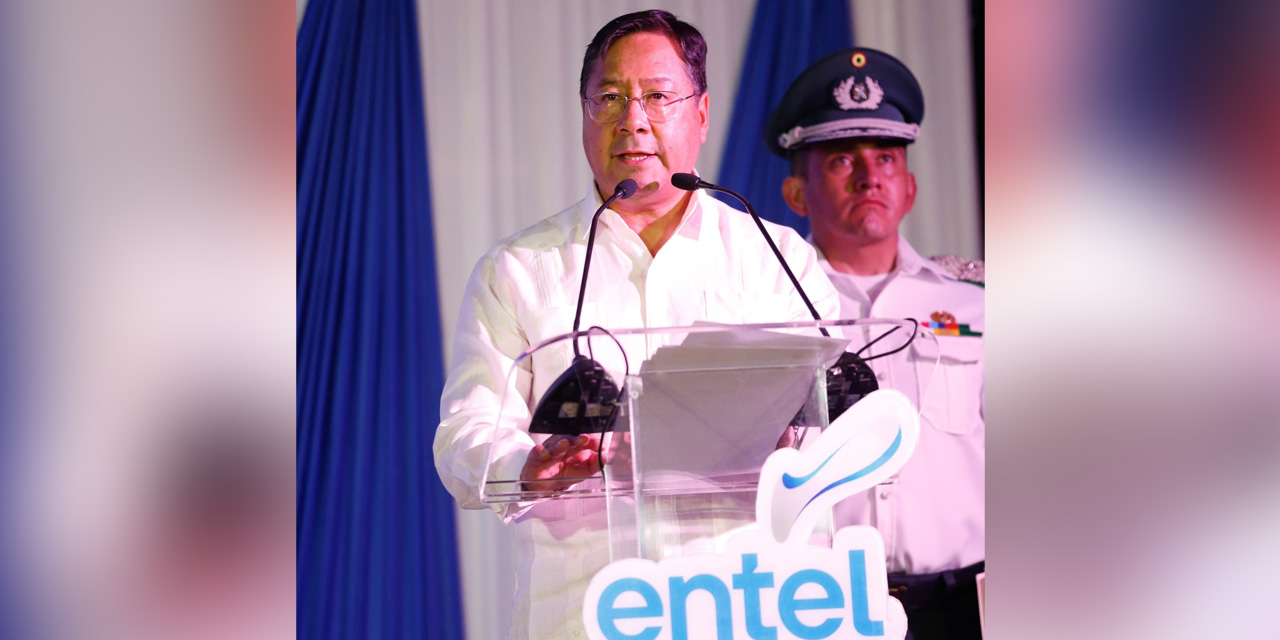 El presidente Luis Arce en el acto por los 16 años de la nacionalización de Entel. | Foto: Comunicación Presidencial