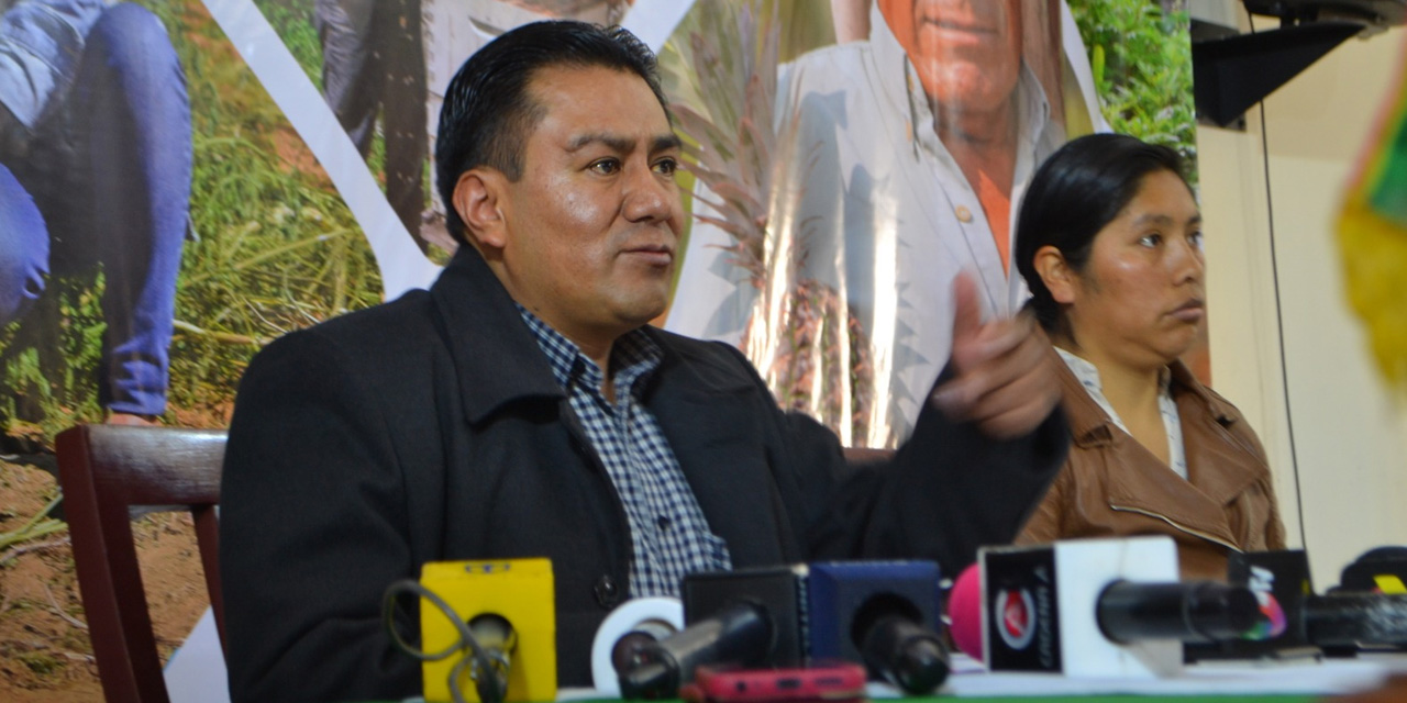 El ministro de Desarrollo Rural y Tierras, Santos Condori, en conferencia de prensa. Foto: MDRyT.