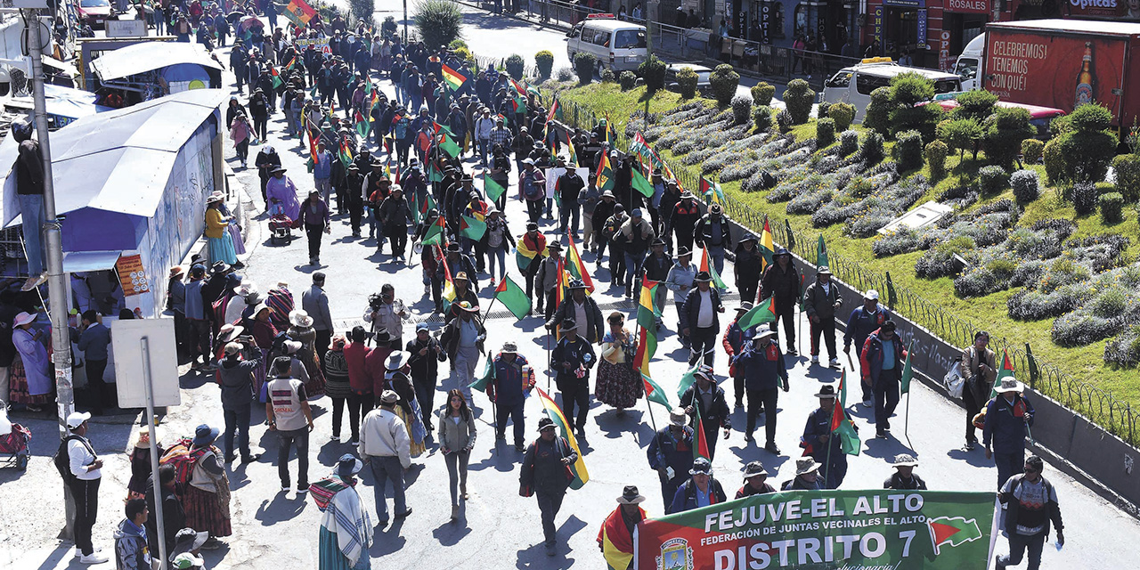 La marcha de la Fejuve de El Alto que llegó a la ciudad de La Paz el martes.