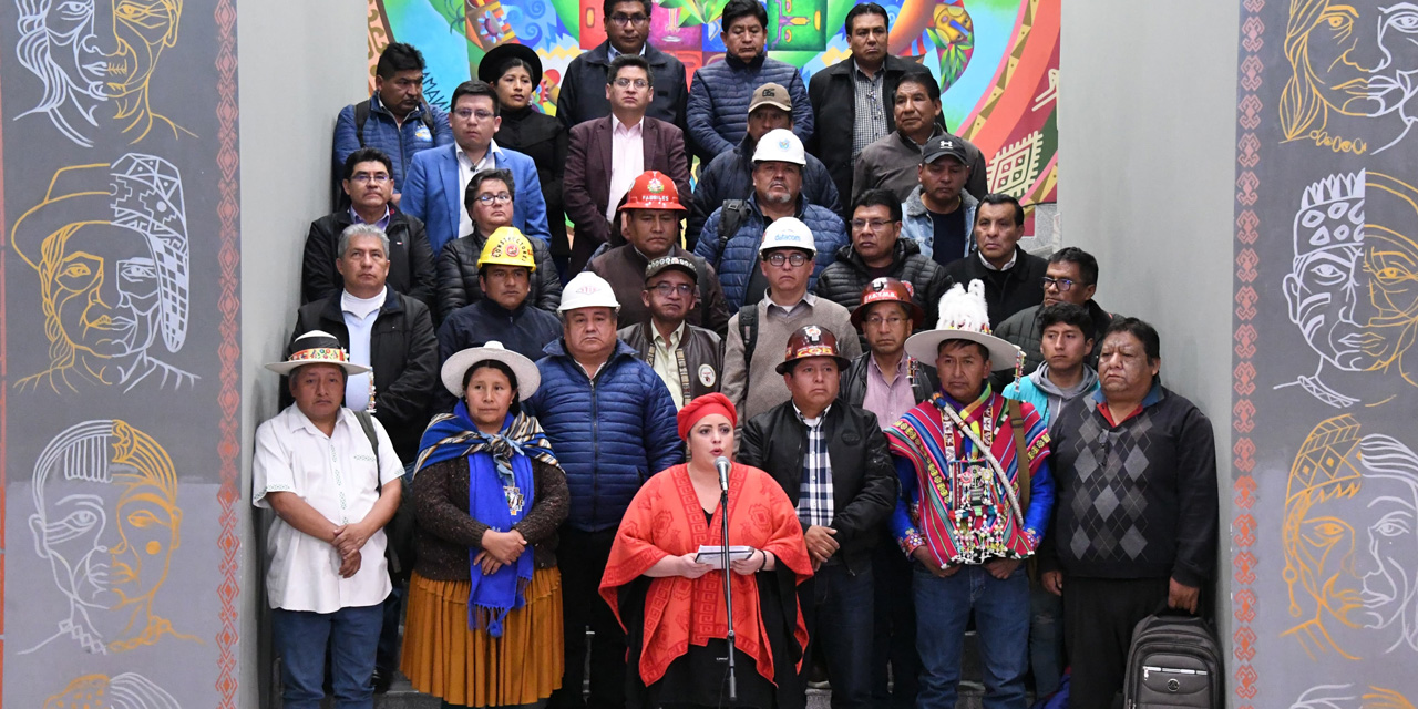 La ministra de la Presidencia, María Nela Prada, junto a los dirigentes de las organizaciones sociales. Foto: Josué Cortéz