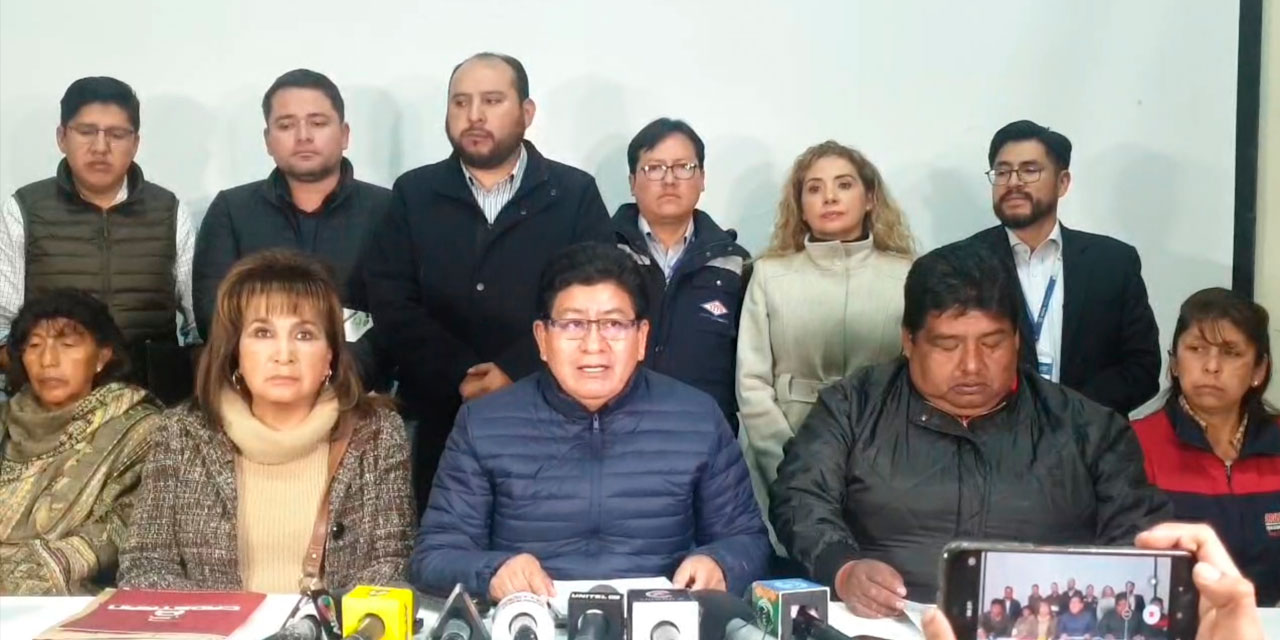 Las autoridades del Gobierno y dirigentes de la Cámara Boliviana de Transporte (CBT) en conferencia de prensa.