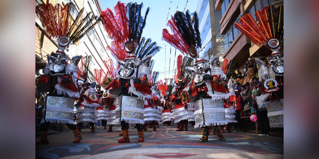 Fueron 75 fraternidades folklóricas las que participaron en la Entrada del Gran Poder.  | Foto: Archivo