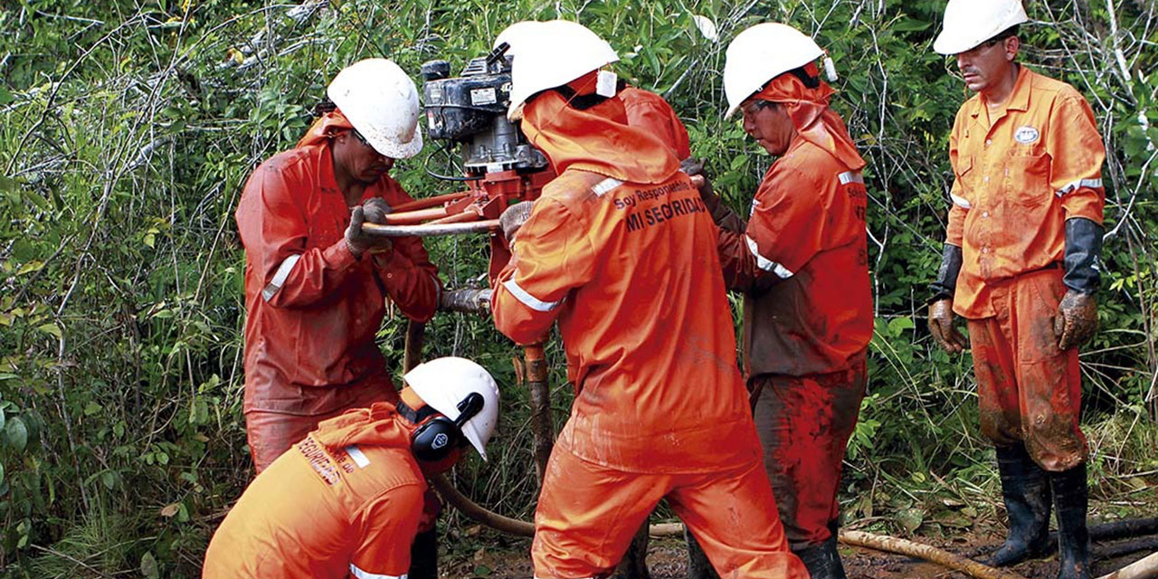 Trabajadores de YPFB en actividades de exploración de hidrocarburos. Foto: YPFB