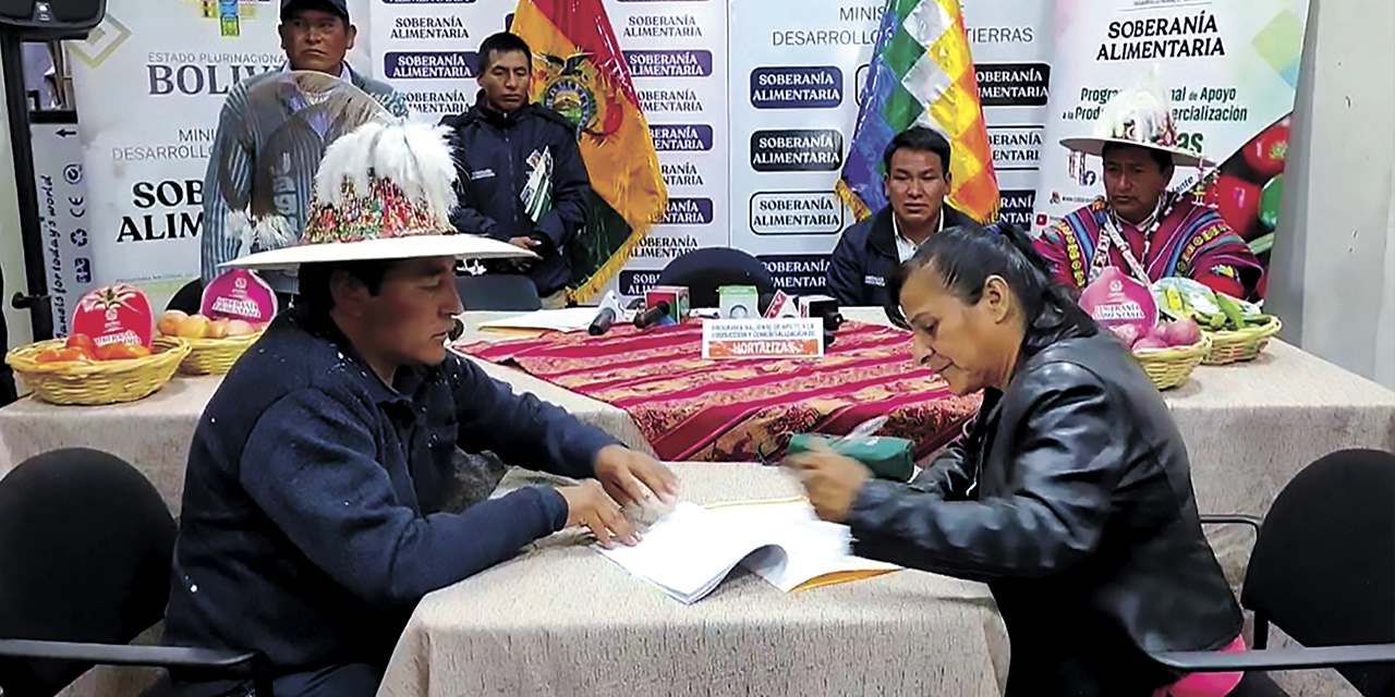 Las autoridades durante la firma del convenio en La Paz.  | Foto: MDRyT