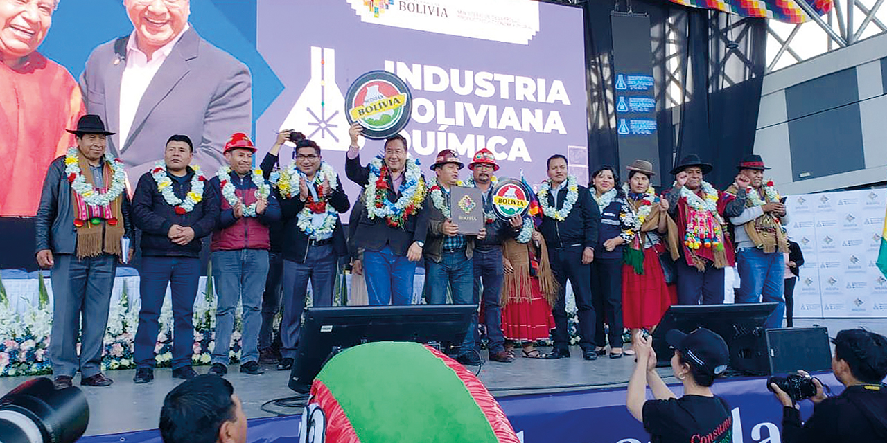 El presidente Luis Arce y otras autoridades durante el anuncio de la construcción de la industrial de química básica en Potosí. Foto: ARCHIVO