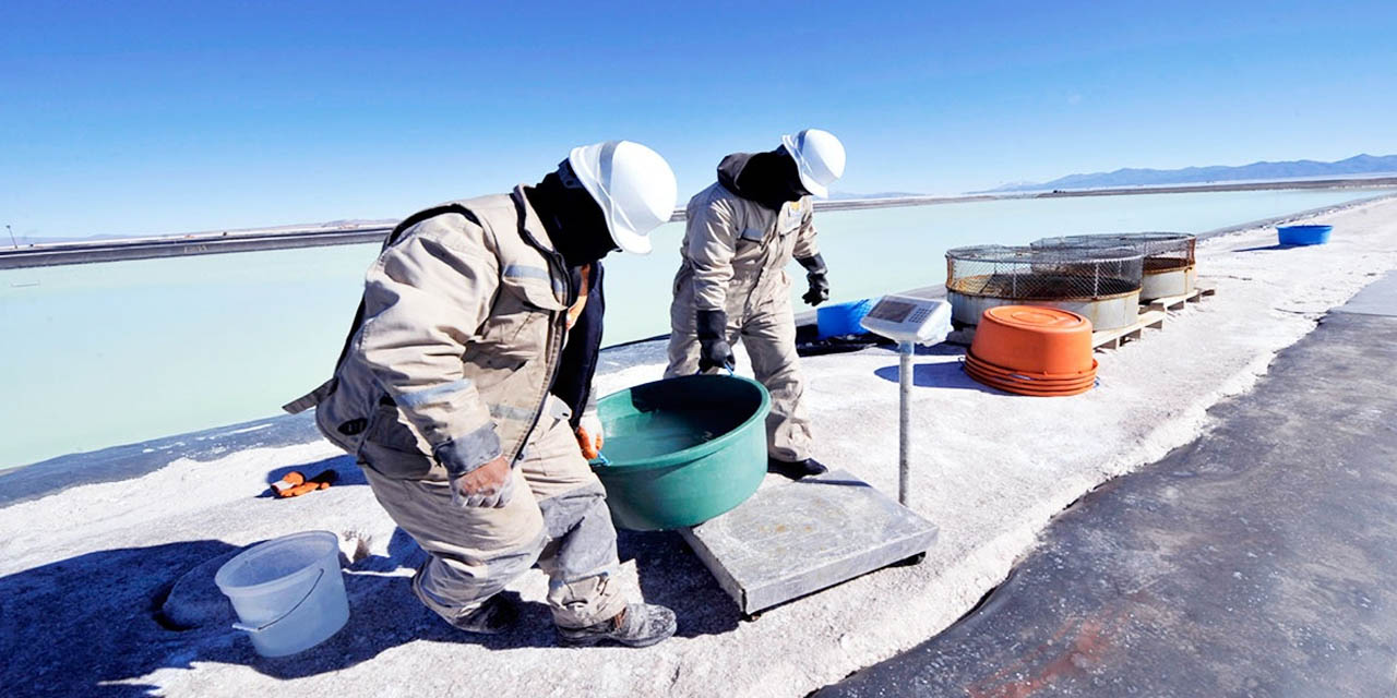 Los trabajos que realiza la estatal YLB en el salar de Uyuni para la industrialización del litio. | Foto: YLB