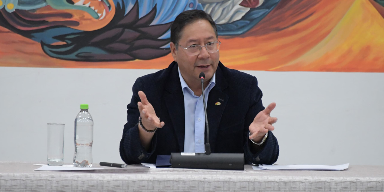 El presidente Luis Arce en el diálogo abierto con la prensa nacional en la Casa Grande del Pueblo.