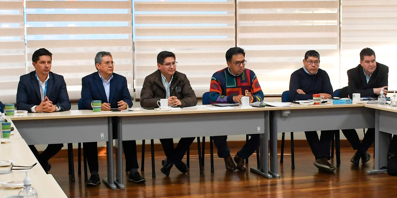 El ministro Marcelo Montenegro, el presidente de la Confederación de Empresarios Privados de Bolivia, Giovanni Ortuño, y otras autoridades y empresarios en la reunión. Foto: MEyFP