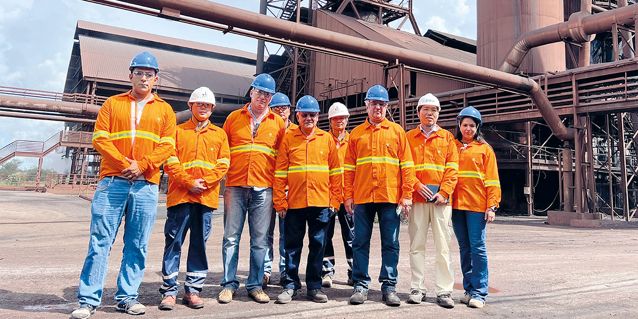 El presidente de la ESM, Jorge Alvarado (centro), junto a personal de Vetorial. Foto: ESM