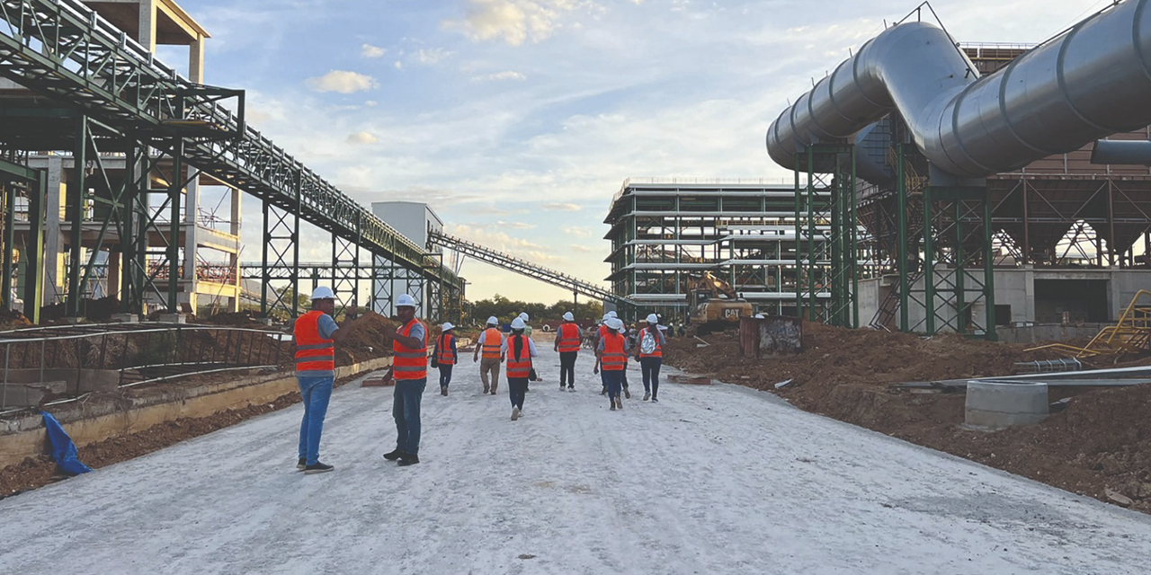 Inspección de las obras de construcción del complejo siderúrgico.