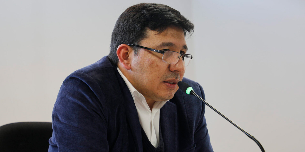 El ministro de Hidrocarburos y Energías, Franklin Molina, en conferencia de prensa. Foto: Archivo.