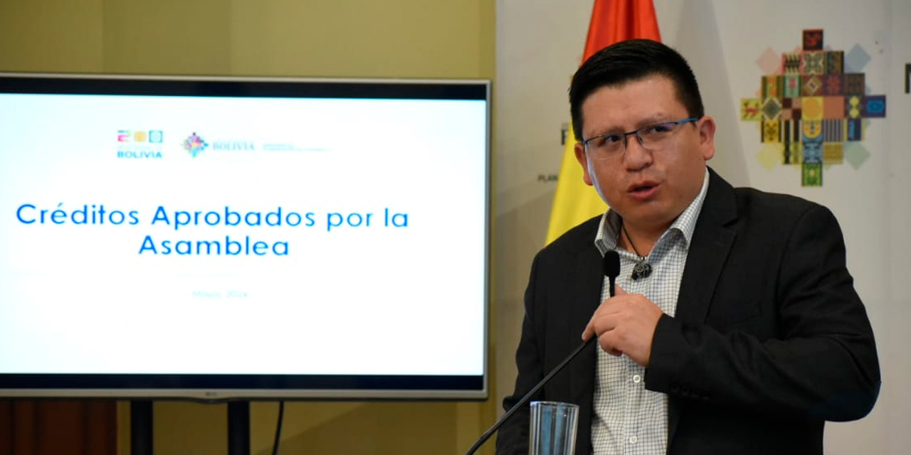 El ministro de Planificación del Desarrollo, Sergio Cusicanqui, en conferencia de prensa. Foto: Gustavo Ticona.