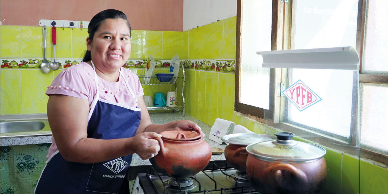 Una jefa de hogar chuquisaqueña beneficiaria del servicio. Foto: YPFB