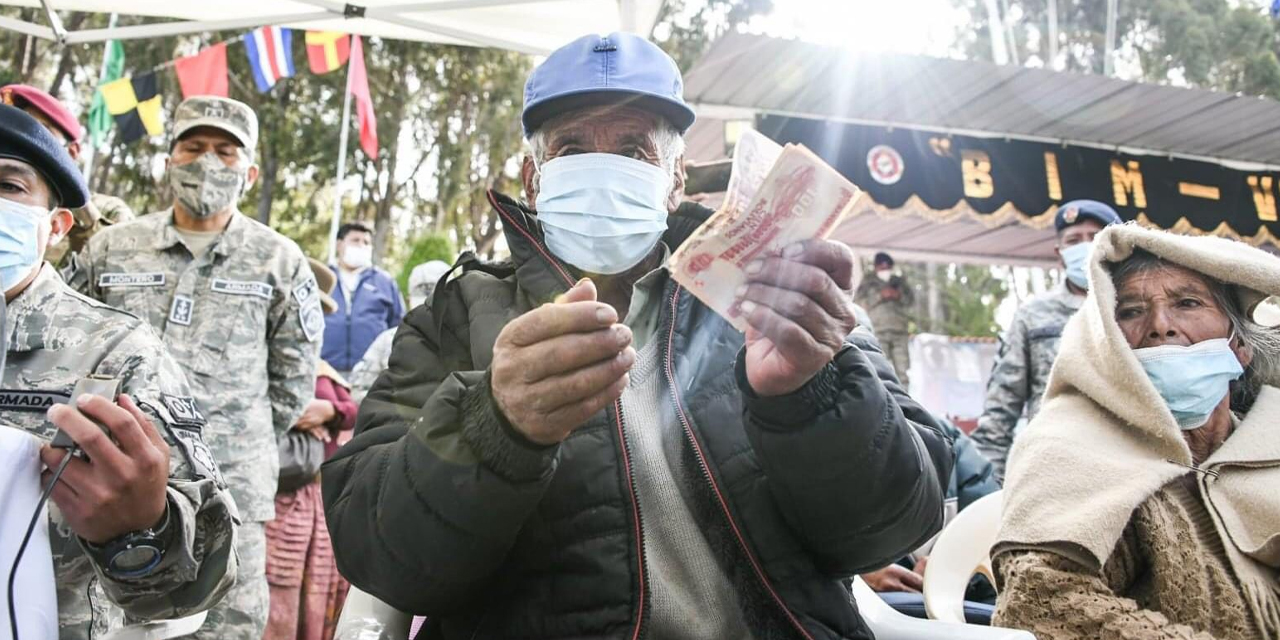 Una persona de la tercera edad recibe su Renta Dignidad